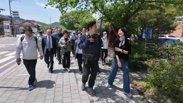 곽상언 더불어민주당 의원이 지난 4월 18일 서울 종로구 광화문 이순신 동상 앞에서 첫 민생대장정을 시작해 20일을 걸어 경남 김해 봉화마을로 향했다 사진곽상언 TV 방송화면 갈무리