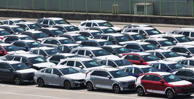 지난달 29일 경기도 평택항에 수출용 자동차가 세워져 있는 모습사진연합뉴스 
