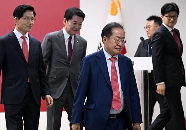 29일 서울 여의도 국민의힘 당사에서 열린 제21대 대통령 후보자 국민의힘 3차 경선 진출자 발표 행사에서 경선에 탈락 후 정계은퇴 의사를 밝힌 홍준표 후보가 발표장에서 나가고 있다 2025429 사진연합뉴스