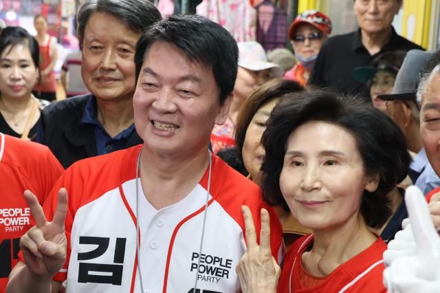 김문수 국민의힘 대선 후보 배우자인 설난영 여사와 공동선대위원장인 안철수 의원이 31일 서울 은평구 대림골목시장을 방문해 김 후보 지지를 호소하고 있다 2025531 국민의힘 안철수 의원실 제공