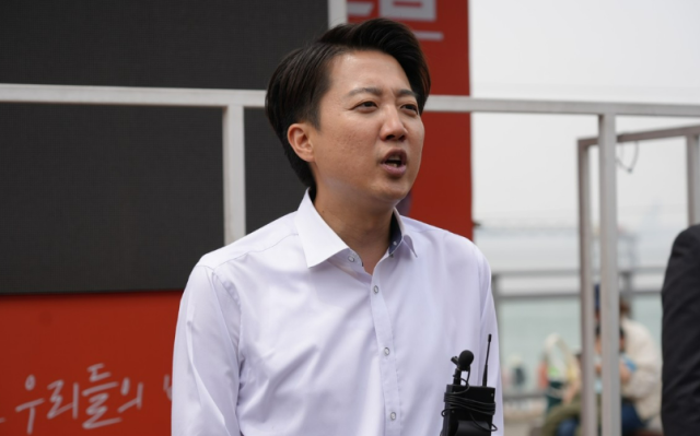 이준석 개혁신당 대선 후보가 지난 31일 인천 중구 월미도에서 취재진 질문에 답하고 있다 사진연합뉴스