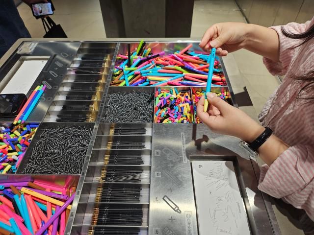 모나미스토어 성수점에 있는 DIY볼펜 체험 공간 [사진=정연우 기자]