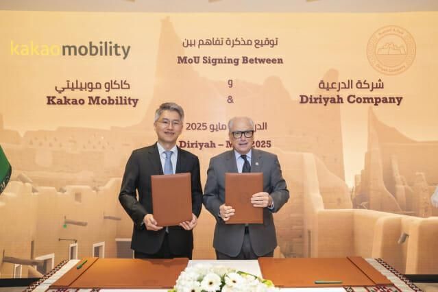 왼쪽부터 류긍선 카카오모빌리티 대표와 제리 인제릴로 디리야컴퍼니 그룹 최고경영자CEO가 지난달 26일 26일 사우디아라비아 ‘디리야 게이트 개발청’에서 미래 모빌리티 서비스 공동 개발을 위한 업무협약MOU을 체결한 뒤 기념 촬영을 하고 있다 사진카카오모빌리티