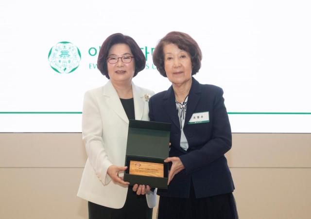 조영수 한세예스24문화재단 명예이사장오른쪽이 지난달 30일 열린 이화여대 창립 139주년 기념 오찬에서 이향숙 이화여대 총장에게서 감사패를 받은 뒤 기념촬영을 하고 있다 사진한세예스24문화재단