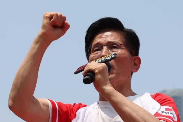 김문수 국민의힘 대선 후보가 1일 서울 강남구 코엑스 동문 앞에서 열린 유세에서 지지를 호소하고 있다 사진연합뉴스