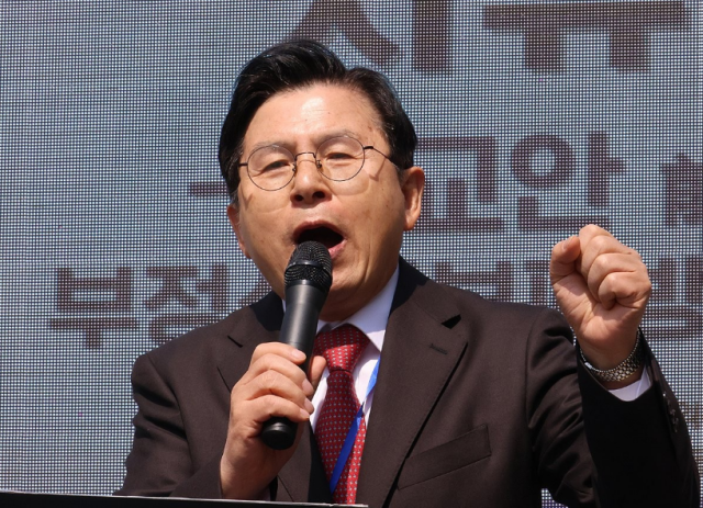 황교안 전 국무총리가 지난 3월 청주 충북도청 앞에서 열린 보수 기독교 단체 세이브코리아의 국가비상기도회에 참석해 발언하고 있다 사진연합뉴스