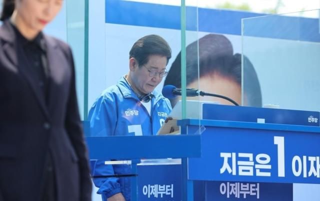 더불어민주당 이재명 대선 후보가 선거를 이틀 앞두고 험지 공략에 나선 1일 고향인 경북 안동시의 웅부공원에서 열린 유세에서 해군 초계기 사고 순직자들을 추모하며 묵념하고 있다사진연합뉴스