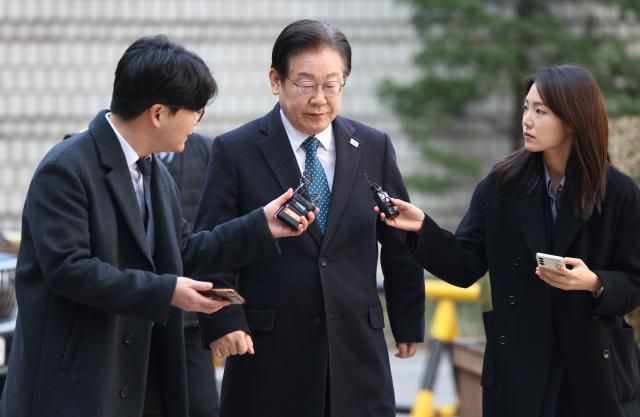 이재명 더불어민주당 대표가 지난 3월 11일 오전 서울 서초구 서울중앙지방법원에서 열린 대장동·백현동·위례신도시 개발 비리 및 성남FC 후원금 의혹 사건 1심 속행공판에 출석하기 위해 법정으로 향하고 있다 사진연합뉴스
