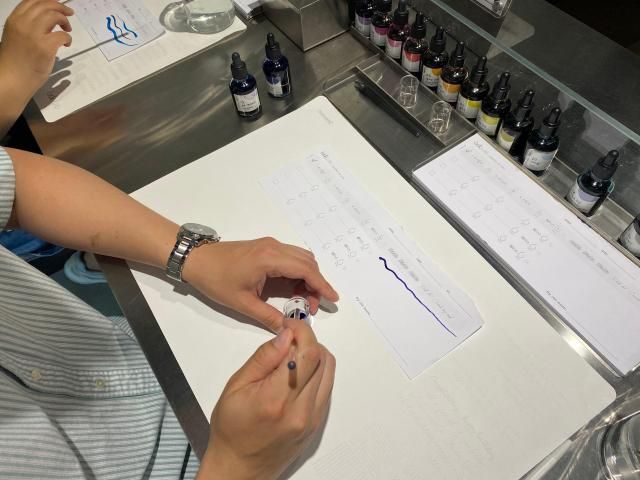 지난달 27일 모나미스토어 성수점에서 취재진이 잉크랩 체험에 참여하고 있다 사진정연우 기자