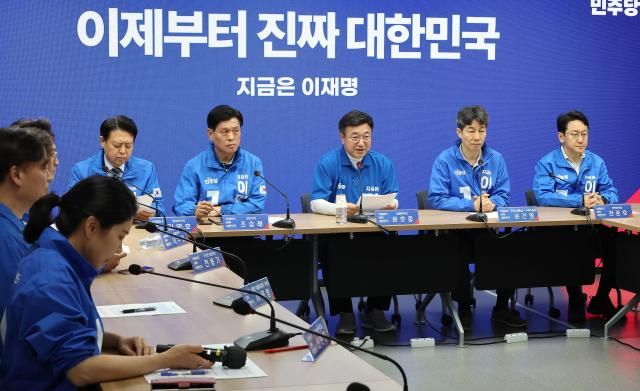 윤호중 더불어민주당 중앙선거대책위원회 총괄본부장오른쪽 세번째이 1일 서울 여의도 중앙당사에서 열린 긴급 총괄본부장단 회의에서 발언하고 있다 ㅅ진연합뉴스