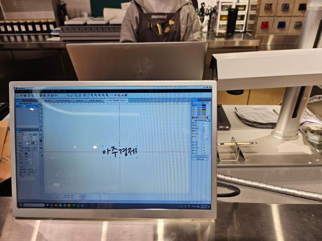 지난 27일 방문한 모나미스토어 성수점에서 취재진이 각인 서비스를 체험하고 있다 사진정연우 기자