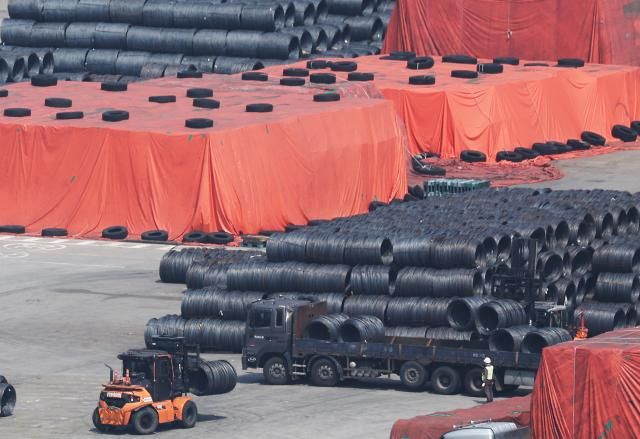 경기도 평택항에 쌓여 있는 철강 제품 사진연합뉴스