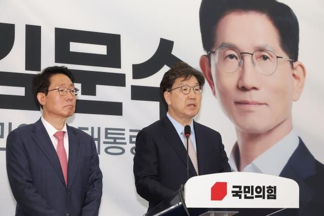 권성동 국민의힘 원내대표가 27일 국회에서 당 국회의원 대국민호소문 발표 기자회견을 하고 있다 사진연합뉴스