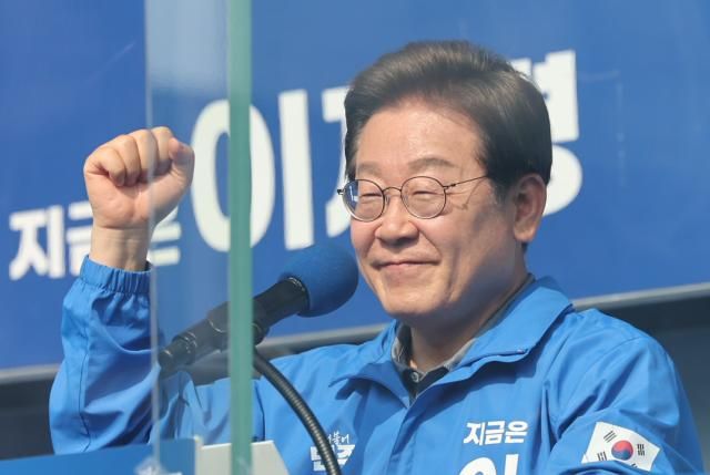 더불어민주당 이재명 대선 후보가 막바지 험지 공략에 나선 1일 울산광역시 일산해수욕장 앞에서 시민들에게 지지를 호소하고 있다사진연합뉴스