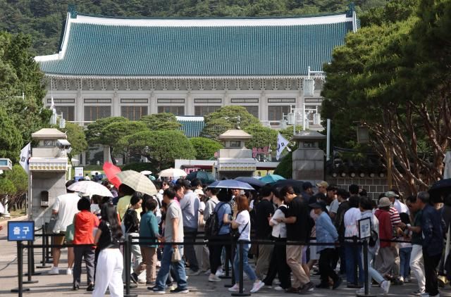 현충일인 6일 서울 종로구 청와대 앞에서 시민들이 입장을 기다리고 있다 사진연합뉴스