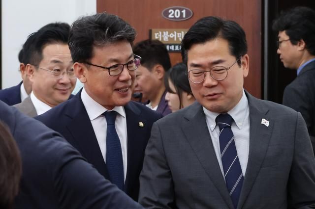 박찬대 더불어민주당 대표 직무대행 겸 원내대표와 진성준 정책위의장왼쪽이 10일 서울 여의도 국회에서 열린 현 원내지도부의 마지막 원내대책회의에 참석하며 대화하고 있다 사진연합뉴스