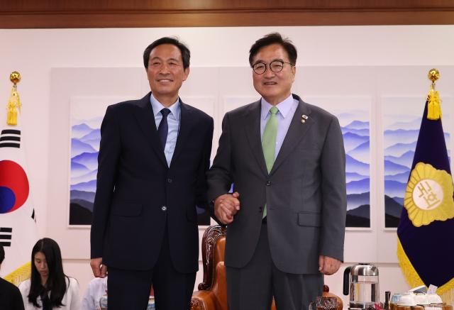 우원식 국회의장이 10일 서울 여의도 국회에서 예방한 우상호 대통령실 정무수석과 기념 촬영하고 있다 사진연합뉴스