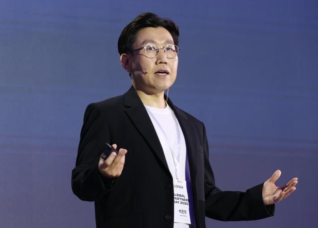 10일 서울 중구 동대문디자인플라자에서 열린 무신사 글로벌 파트너스데이 기자간담회에서 박준모 대표가 글로벌 시장 진출 전략을 발표하고 있다 사진연합뉴스