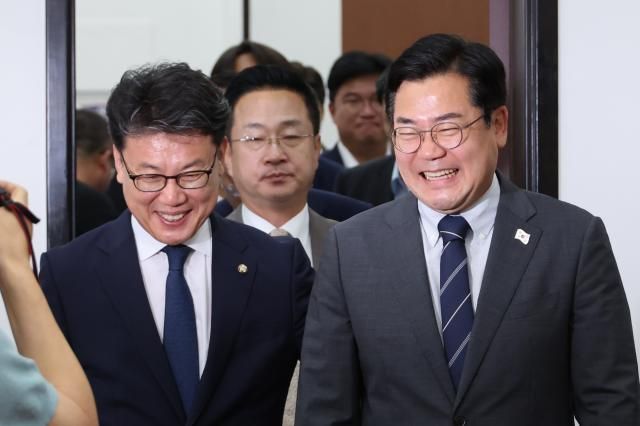 박찬대 더불어민주당 대표 직무대행 겸 원내대표와 진성준 정책위의장왼쪽이 10일 서울 여의도 국회에서 열린 현 원내지도부의 마지막 원내대책회의에 참석하며 환하게 웃고 있다 사진연합뉴스