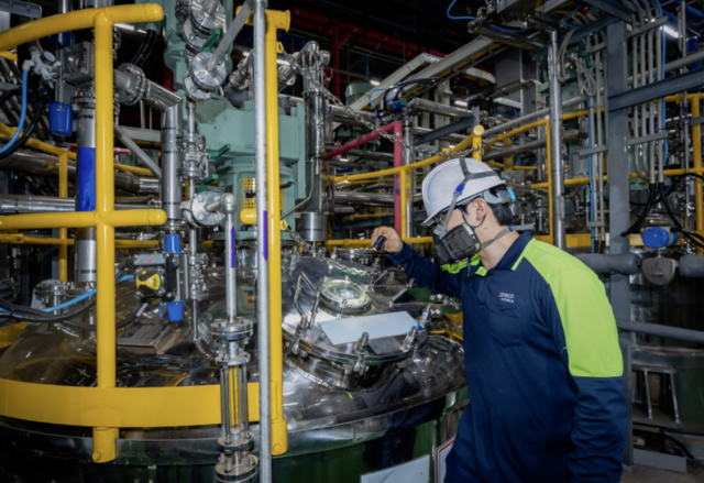 포스코퓨처엠이 10일 연산 4만5000톤 규모의 광양 전구체 공장을 준공했다 광양 전구체 공장에서 직원이 제조 공정을 확인하고 있다 사진 포스코퓨처엠 