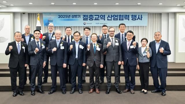 참석자들이 10일 대전 인터시티 호텔에서 열린 ‘2025 절충교역 산업협력 행사’에서 기념 촬영을 하고 있다 사진방위사업청 