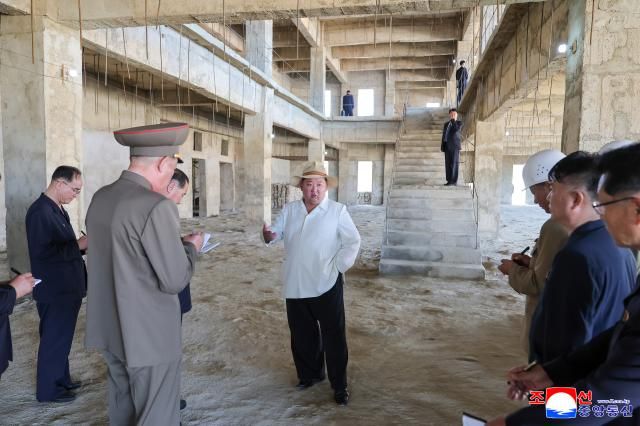 김정은 북한 국무위원장이 지난 9일 평안북도 구성시 병원 건설장을 시찰했다고 조선중앙통신이 10일 보도했다 사진연합뉴스