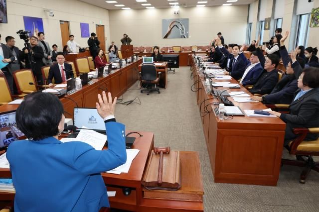 최민희 국회 과학기술정보방송통신위원회 위원장과 위원들이 지난 3월 11일 전체회의에서 민원 사주 의혹 관련 현안질의에 불출석한 증인인 류희림 방송통신심의위원장 고발 안건에 대해 표결하고 있다 사진연합뉴스