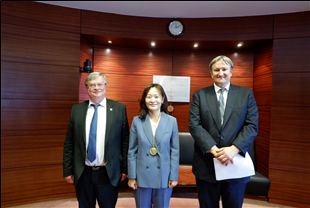 헝가리 헌법재판소에서 아틸라 호르바트 헝가리 헌법재판소장 권한대행왼쪽 마르첼 사보 재판관과 양 기관 협력을 논의한 정정미 재판관 사진헌법재판소