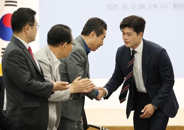 김용태 국민의힘 비상대책위원장이 10일 서울 여의도 중앙당사에서 열린 비상대책위원장 주재 원외당협위원장 간담회에서 참석자들과 악수하고 있다 사진연합뉴스