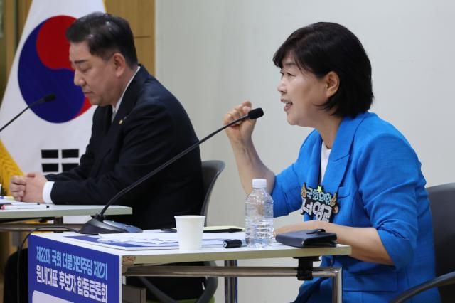 10일 서울 여의도 국회 의원회관에서 열린 더불어민주당 제22대 국회 2기 원내대표 후보 합동 토론회에서 서영교 후보가 기조발언을 하고 있다 왼쪽은 김병기 후보 사진연합뉴스