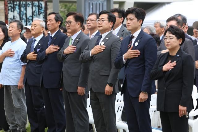  10일 서울 용산구 민주화운동기념관에서 열린 제38주년 6·10민주항쟁 기념식에서 조국혁신당 김선민 당 대표 권한대행앞줄 오른쪽부터 국민의힘 김용태 비상대책위원장 더불어민주당 박찬대 당 대표 직무대행 겸 원내대표 우원식 국회의장 우상호 대통령실 정무수석 이재오 민주화운동기념사업회 이사장 등이 국기에 경례하고 있다 사진연합뉴스