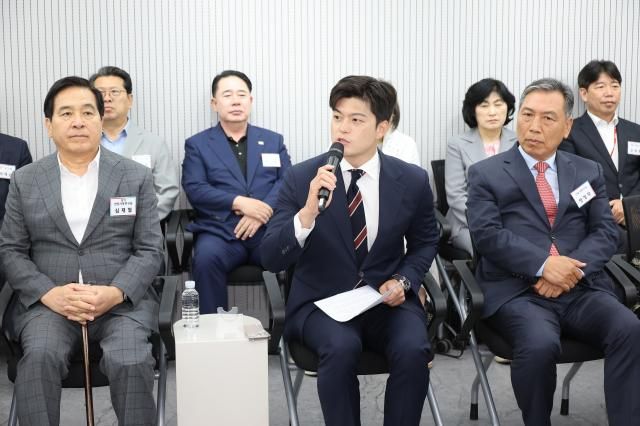 김용태 국민의힘 비상대책위원장이 10일 서울 여의도 중앙당사에서 열린 비상대책위원장 주재 원외당협위원장 간담회에서 발언하고 있다 사진연합뉴스