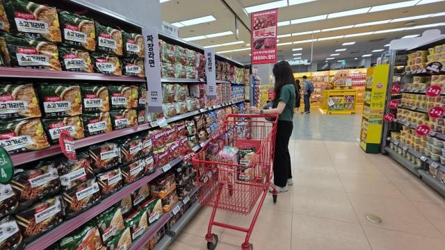 9일 오전 롯데마트 서울역점 라면 매대 앞에서 한 소비자가 라면을 고르고 있다 사진김현아 기자