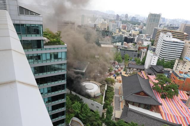 10일 서울 종로구 조계사 옆 불교중앙박물관에서 화재가 발생해 연기가 치솟고 있다 사진연합뉴스