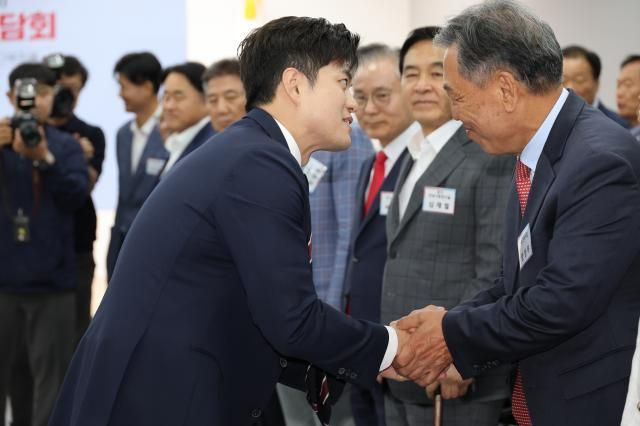 김용태 국민의힘 비상대책위원장이 10일 서울 여의도 중앙당사에서 열린 비상대책위원장 주재 원외당협위원장 간담회에서 참석자들과 악수하고 있다 사진연합뉴스