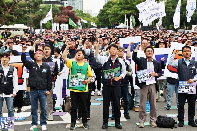 지난달 19일 서울 국회 인근에서 열린 특수고용·플랫폼 노동자 노동기본권 쟁취 민주노총 결의대회에서 참석자들이 민중의례를 하고 있다 사진연합뉴스