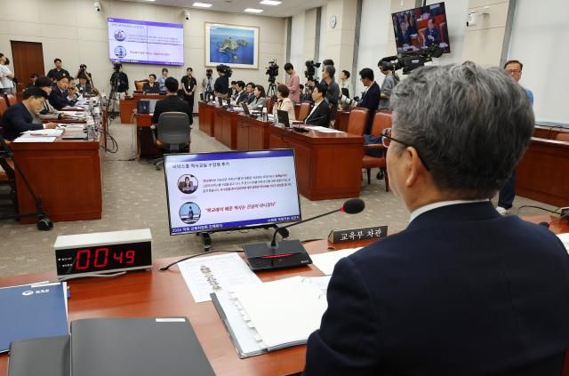  더불어민주당 김준혁 의원이 11일 서울 여의도 국회에서 열린 교육위원회 전체회의에서 보수 성향 단체 리박스쿨 교육 내용과 관련해 오석환 교육부 차관에게 질의하고 있다