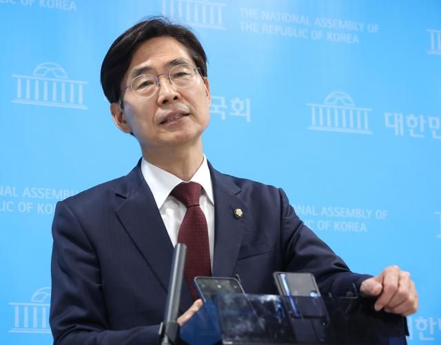 지난 10일 조경태 국민의힘 의원이 국회 소통관에서 당의 김문수 대선 후보 선출 취소와 한덕수 후보 재선출 절차 착수 조치와 관련한 규탄 및 철회 촉구 기자회견을 마친 뒤 취재진 질문에 답변하고 있다 사진연합뉴스