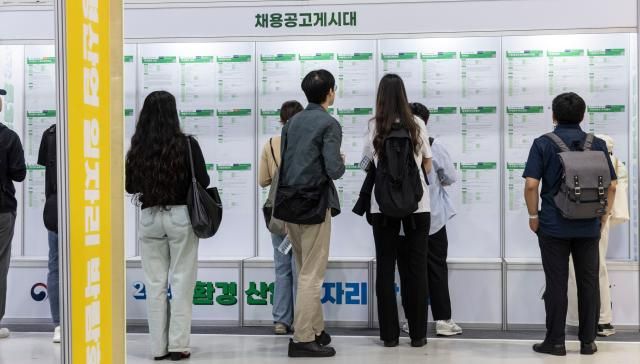 서울 서초구 aT센터에서 환경부 주최로 개막된 2025 환경산업 일자리 박람회 참가자들이 각 기업이 게시한 채용공고를 살펴보고 있다 사진연합뉴스