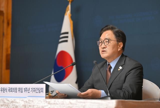 우원식 국회의장이 11일 국회 사랑재에서 열린 취임 1주년 기자간담회에서 취재진의 질문에 답변하고 있다 사진연합뉴스