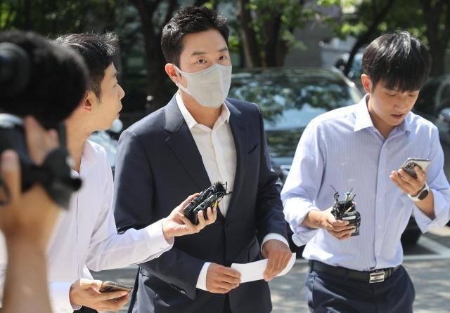 상장을 도와준다며 코인 발행업체로부터 금품을 챙긴 혐의특정경제범죄가중처벌법상 사기·배임수재를 받는 프로골퍼 안성현 씨가 1일 서울 양천구 서울남부지방법원에서 열린 구속 전 피의자 심문영장실질심사에 출석하고 있다 사진연합뉴스