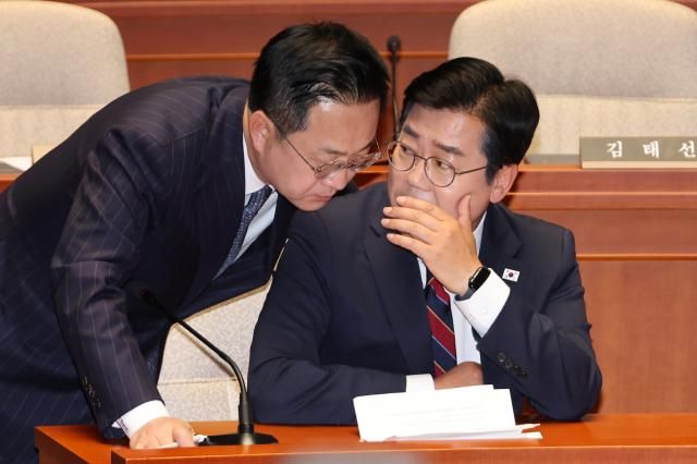 박찬대 더불어민주당 대표 권한대행 겸 원내대표와 박성준 원내수석부대표가 5일 서울 여의도 국회에서 열린 의원총회에서 대화하고 있다 사진연합뉴스