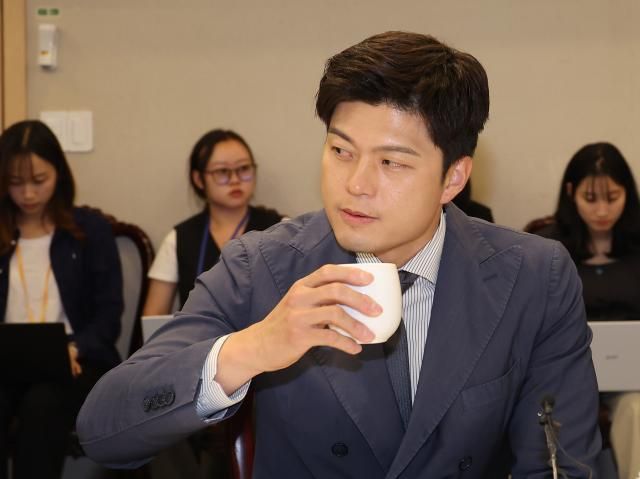 국민의힘 김용태 비상대책위원장이 11일 서울 여의도 한 식당에서 열린 당 상임고문단과의 회의에 참석해 물을 마시고 있다 사진연합뉴스