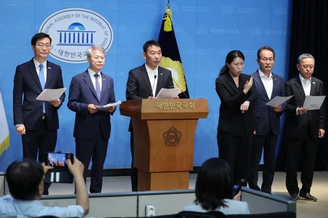 더불어민주당 장경태왼쪽부터·민형배·김용민·강준현·김문수 의원이 11일 서울 여의도 국회 소통관에서 검찰청법 폐지법안 공소청 신설법안 등 검찰개혁을 위해 발의한 법안들에 대해 설명하고 있다 사진연합뉴스