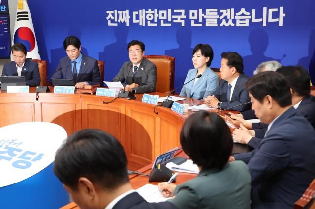 더불어민주당 박찬대 대표 직무대행 겸 원내대표가 11일 서울 여의도 국회에서 열린 최고위원회의에서 발언하고 있다 사진연합뉴스