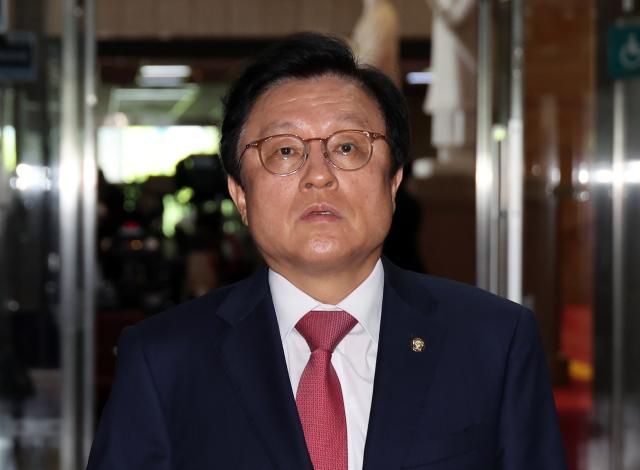 박형수 국민의힘 원내수석부대표가 9일 서울 여의도 국회에서 원내대표 선출 관련 선관위 첫 회의 결과 브리핑을 하기 위해 이동하고 있다 사진연합뉴스