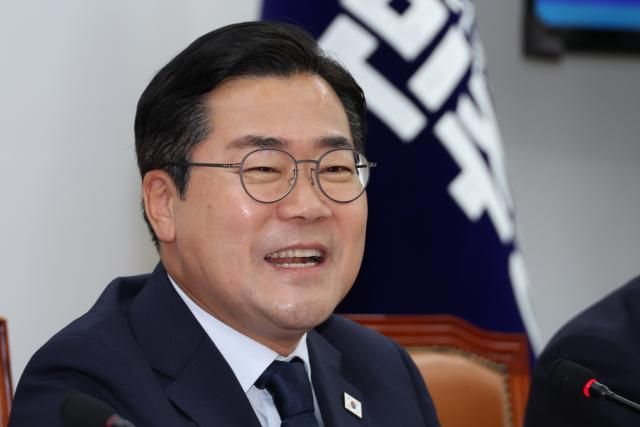 더불어민주당 박찬대 당 대표 직무대행 겸 원내대표가 12일 서울 여의도 국회에서 고별 기자회견을 하고 있다 사진연합뉴스