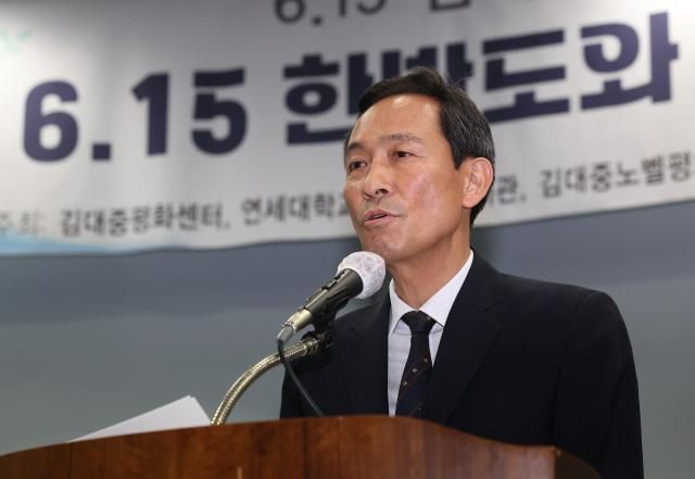 우상호 대통령실 정무수석이 12일 서울 마포구 연세대학교 김대중도서관에서 열린 615 남북정상회담 25주년 기념식에서 이재명 대통령 축사를 대독하고 있다 사진연합뉴스