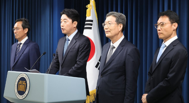 왼쪽부터이재명 정부 우상호 정무수석 강훈식 비서실장 오광수 민정수석 이규연 홍보소통수석 사진연합뉴스