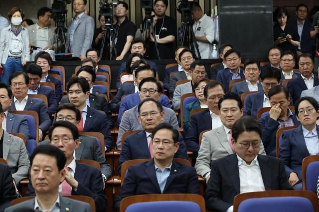 9일 서울 여의도 국회에서 열린 국민의힘 의원총회에서 의원들이 원내대표직 사퇴를 선언한 권성동 국민의힘 원내대표의 발언을 듣고 있다 사진연합뉴스